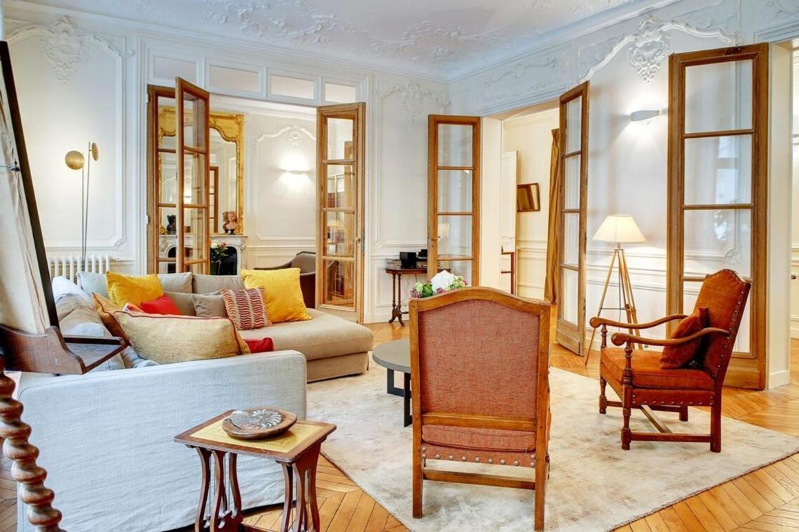 In A Great Location Close To The Eiffel Tower Parigi